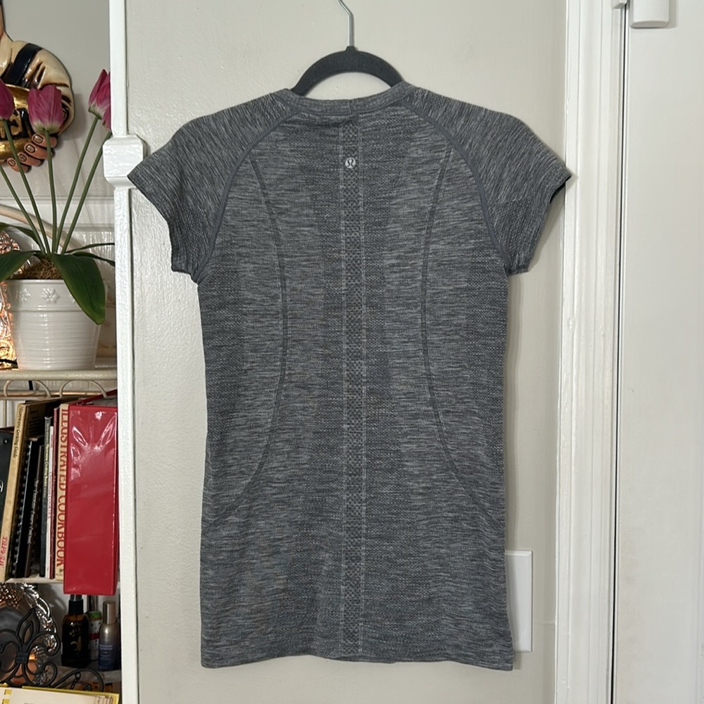 Lululemon Swiftly Tech Short-Sleeve Shirt size 6 hip length - Picture 2 of 5
